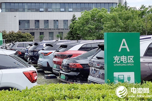 找樁距離不大于500米 北京印發(fā)居住區(qū)新能源車充電試點(diǎn)方案