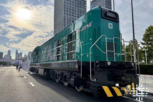 柴油機+動力電池！中國中車新能源機車首發下線