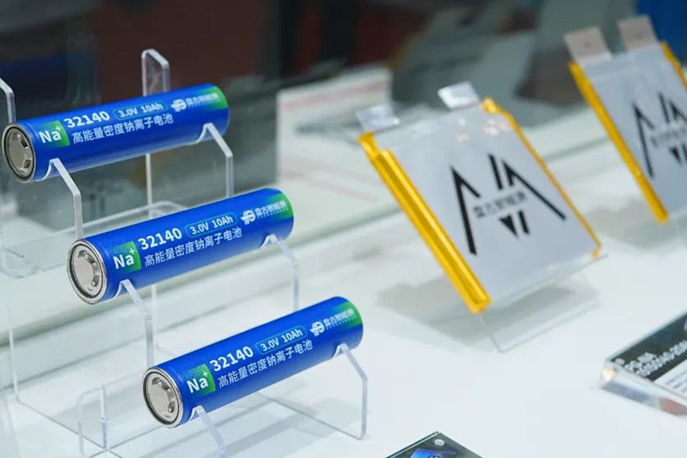 破解電動(dòng)車?yán)m(xù)航瓶頸!盤古新能源推出“鈉電+增程模塊”方案