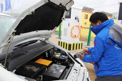 首屆環(huán)青海湖(國際)電動(dòng)汽車挑戰(zhàn)賽從湟源駛?cè)肭嗪：?
