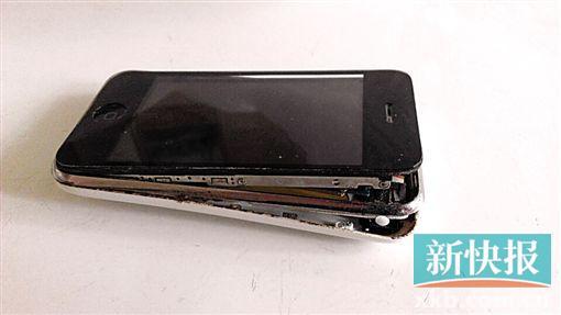 靜止狀態(tài)下的iPhone3突然自行爆開。