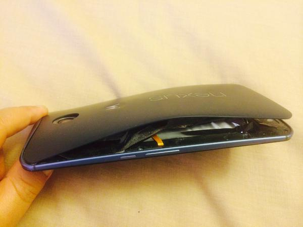 嚇尿了！Nexus 6被曝出現電池嚴重鼓包爆炸
