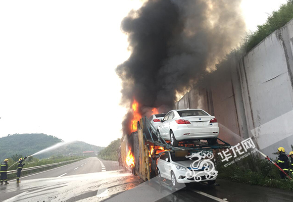 G50S高速重慶豐都段一掛車起火 車載14輛電動(dòng)轎車燒毀8輛