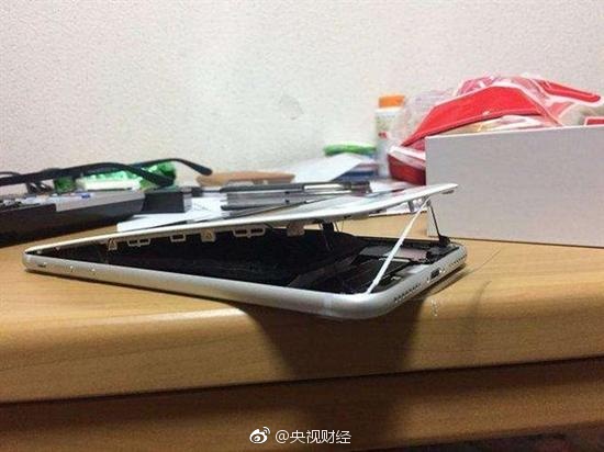 重演Note7悲劇？央視圖文呈現(xiàn)又一iPhone 8電池爆裂