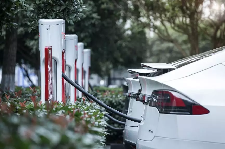 對標電動車起火：企業處理方式為何大相徑庭？