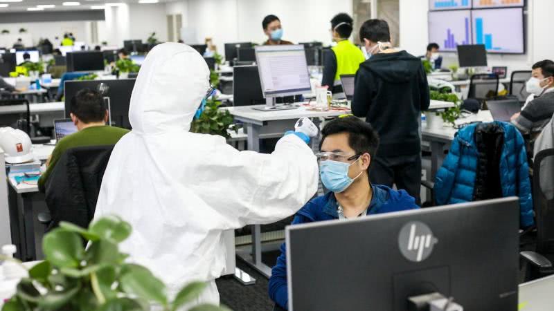 上海特斯拉超級工廠全面恢復(fù)生產(chǎn) 新車源源不斷拉出廠區(qū)