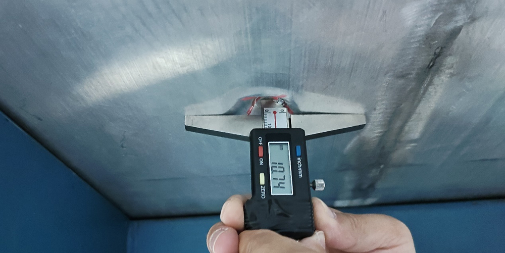 底部撞擊坑深10.74毫米，電池系統(tǒng)無泄漏、起火或爆炸。