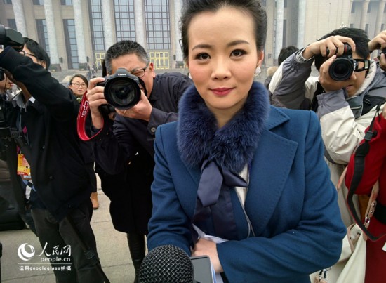 圖為用Google眼鏡拍攝的某媒體記者接受新華社等幾家媒體采訪現(xiàn)場。