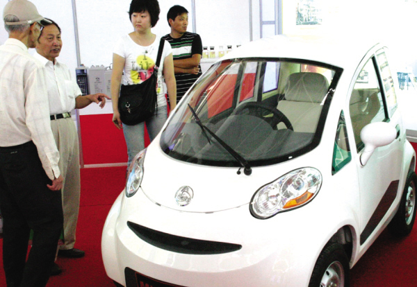 不屬于四輪摩托車 小型電動汽車有望“上路”？