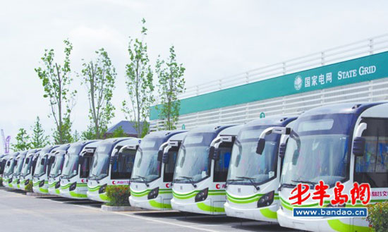 青島公交集團(tuán)自制純電動(dòng)車集塵箱 環(huán)保節(jié)約全國首創(chuàng)