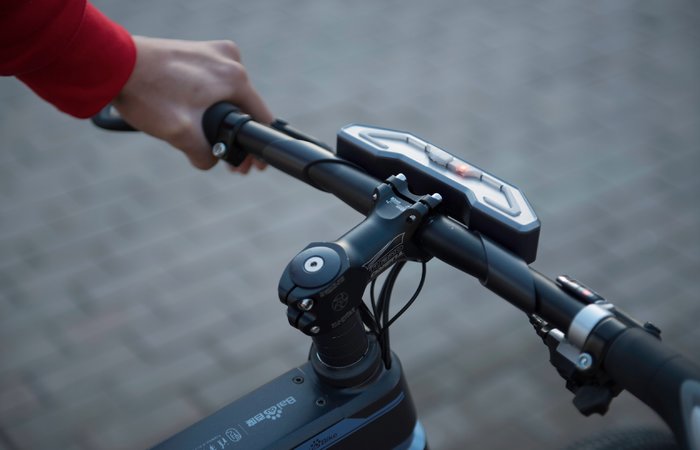 它是一部“Baidu”牌的智能單車?，F(xiàn)在，百度給它的官方名稱是“DuBike”。