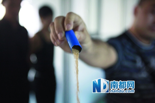 深圳龍華公安分局查出充電寶窩點 六塊電池三塊裝泥沙