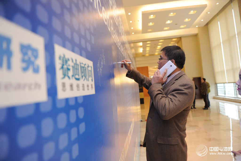 2014年中國（成都）鋰電新能源產業(yè)國際高峰論壇  簽字臺