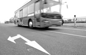 南車混合動(dòng)力公交車。