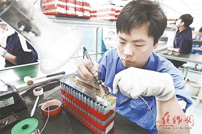 多氟多化工股份有限公司新能源科技有限公司電池組裝車間工人正在組裝電池。劉金元 多氟多化工股份有限公司新能源科技有限公司電池組裝車間工人正在組裝電池。劉金元