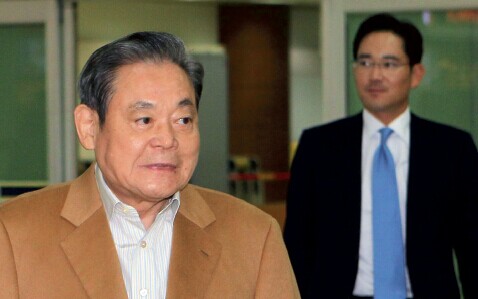 p74 在三星電子董事長李健熙住院之后,李在镕(右)將繼承三星電子、金融、建筑等集團主力業務部門的格局更加明晰。 CFP p74 在三星電子董事長李健熙住院之后,李在镕(右)將繼承三星電子、金融、建筑等集團主力業務部門的格局更加明晰。 CFP