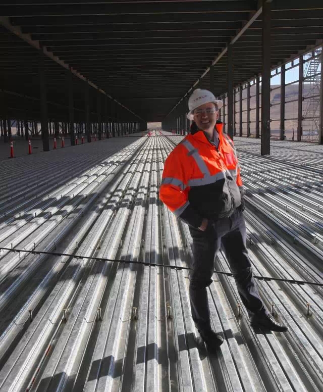 馬斯克近日去了一趟“超級電池工廠”  特斯拉又要帥呆了？