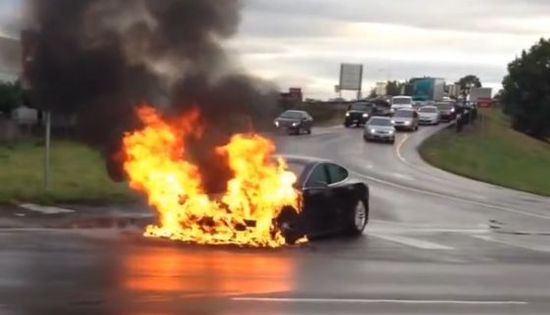 資料圖片/特斯拉電池爆炸起火 資料圖片/特斯拉電池爆炸起火