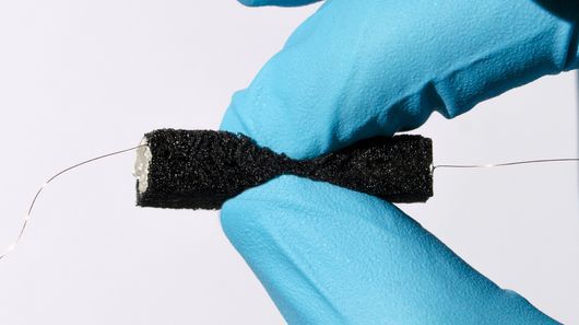 科學(xué)家用木質(zhì)纖維素納米纖絲制成抗高壓軟質(zhì)電池 科學(xué)家用木質(zhì)纖維素納米纖絲制成抗高壓軟質(zhì)電池