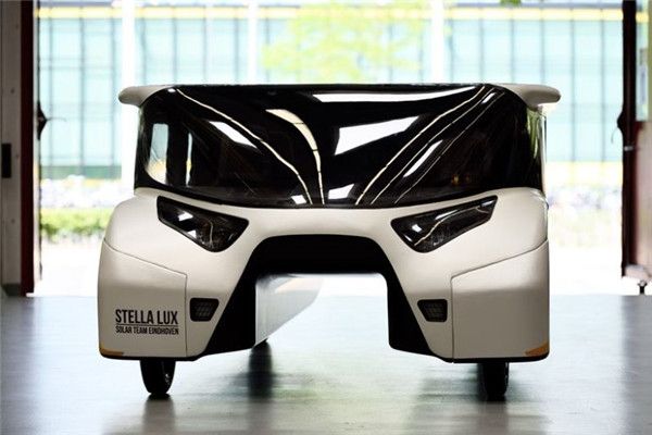 荷蘭研發出太陽能汽車  續航里程達1100公里