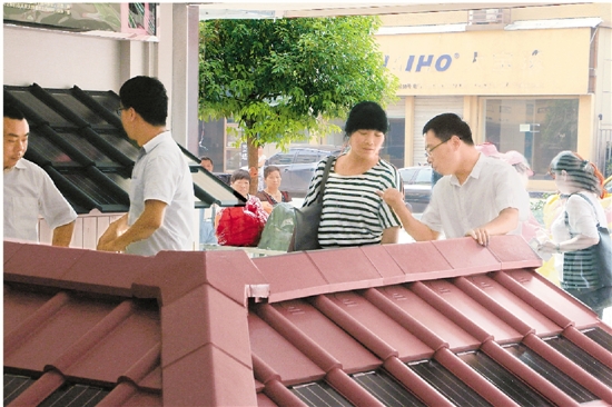 光伏電池做進瓦片里 民居屋頂變太陽能電站 光伏電池做進瓦片里 民居屋頂變太陽能電站