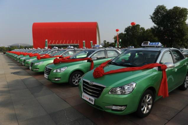 ，目前武漢新能源汽車示范推廣數(shù)量達3041臺，全市擁有充電設施684臺，這意味著平均每4.4輛新能源汽車就能共用一臺充電設施。 