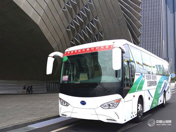 與達沃斯同行  比亞迪C9純電動客車展中國制造雄姿