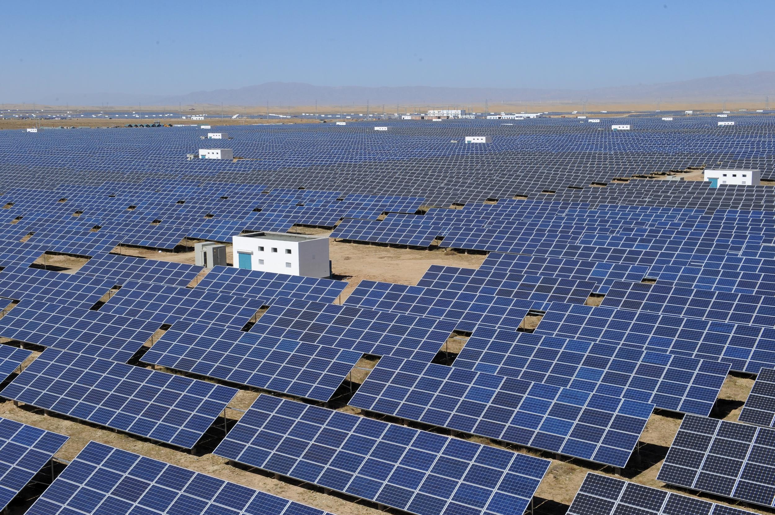 龍羊峽320兆瓦并網(wǎng)光伏電站建設(shè)進入攻堅階段