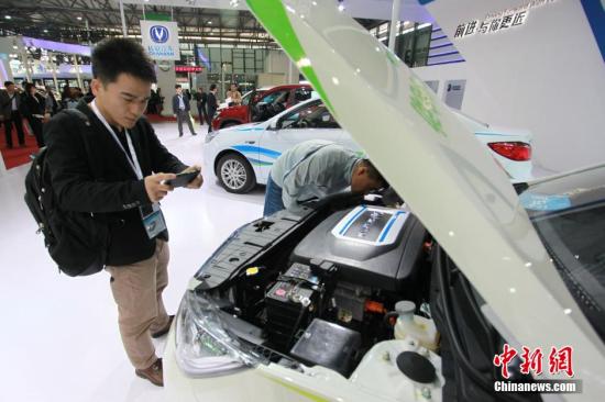 中國國際工業(yè)博覽會(huì)上的20余款新能源車實(shí)車集體亮相 中新社 張亨偉 攝 中國國際工業(yè)博覽會(huì)上的20余款新能源車實(shí)車集體亮相 中新社 張亨偉 攝