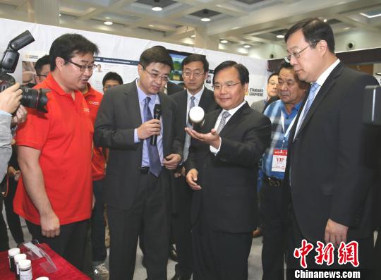 青島市委副書記、市長(zhǎng)張新起參觀2015中國國際石墨烯創(chuàng)新大會(huì) 青島市委副書記、市長(zhǎng)張新起參觀2015中國國際石墨烯創(chuàng)新大會(huì)