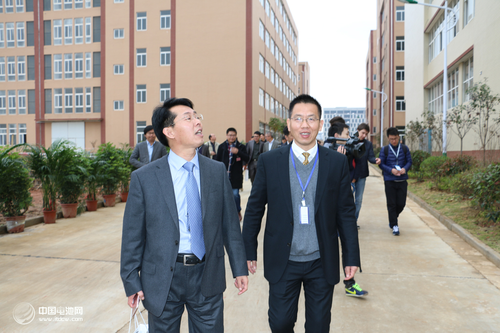 鋰電“達(dá)沃斯”秘書長于清教與惠強(qiáng)新能源董事長王紅兵交流 鋰電“達(dá)沃斯”秘書長于清教與惠強(qiáng)新能源董事長王紅兵交流