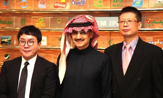 2015年12月17日，Suncore代表理事崔圭善、王國控股公司會長阿爾瓦利德·本·塔拉爾王子和賽伯樂投資集團總裁陳斌（從左至右）在沙特利雅得合影