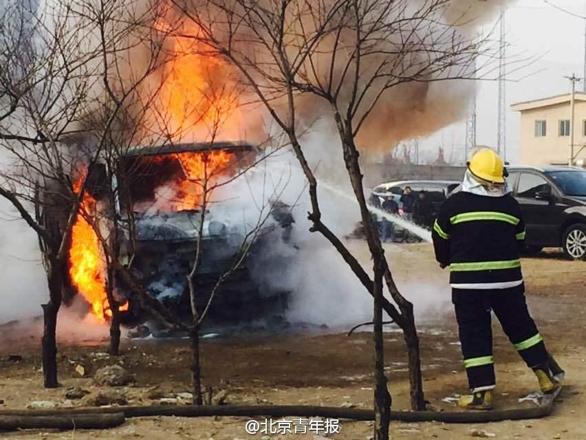 通州一汽車充電時自燃 焚毀成骨架