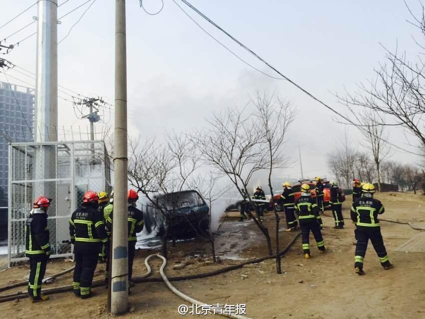 通州一汽車充電時自燃 焚毀成骨架