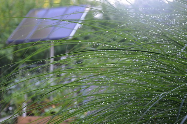 石墨烯又一新應(yīng)用：讓太陽(yáng)能板能利用雨水發(fā)電