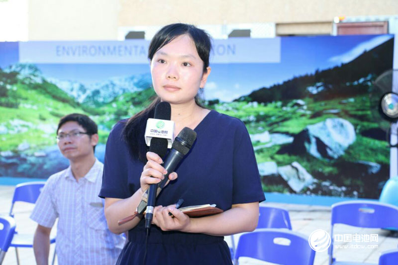 中國電池網編輯在發布會上提問 中國電池網編輯在發布會上提問