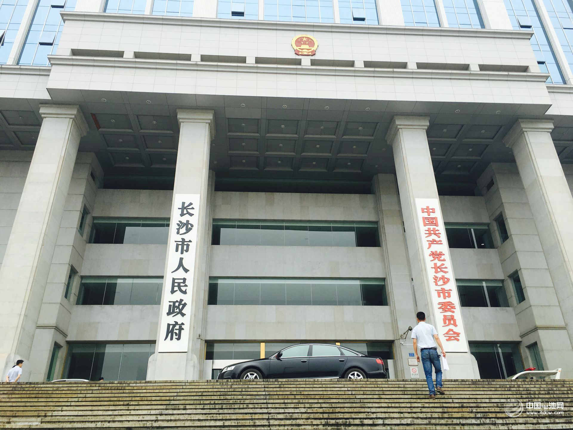 第4屆鋰電“達(dá)沃斯”論壇組委會(huì)秘書(shū)長(zhǎng)、電池百人會(huì)常務(wù)副理事長(zhǎng)兼秘書(shū)長(zhǎng)于清教一行應(yīng)邀抵達(dá)長(zhǎng)沙，在寧鄉(xiāng)高新區(qū)、長(zhǎng)沙市人民政府、長(zhǎng)沙市經(jīng)信委、中國(guó)（長(zhǎng)沙）先進(jìn)電池材料及電池產(chǎn)業(yè)技術(shù)創(chuàng)新戰(zhàn)略聯(lián)盟和中南大學(xué)就第4屆鋰電“達(dá)沃斯”論壇籌備情況及舉辦城市等進(jìn)行調(diào)研交流