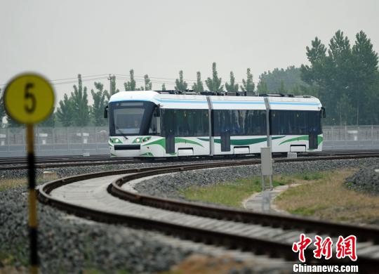 世界首列氫燃料混合動(dòng)力有軌電車亮相河北唐山（圖）