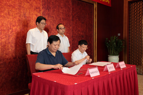 銀隆新能源&中車時代戰(zhàn)略合作協(xié)議簽訂儀式現(xiàn)場