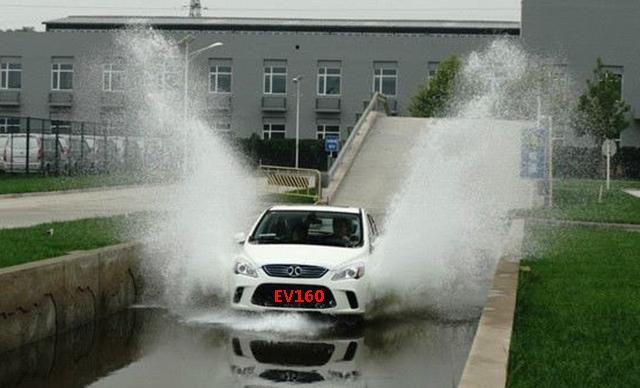 電動(dòng)汽車(chē)經(jīng)得起暴雨考驗(yàn)嗎？涉水有標(biāo)準(zhǔn)規(guī)范