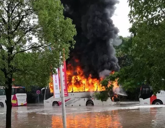 南京電動大巴水中起火誰之過？
