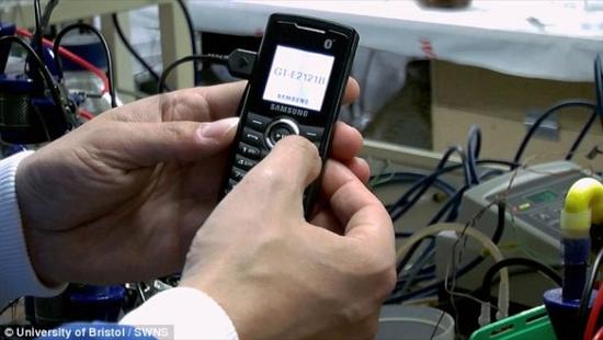 英發明“尿液電池” 半升尿液可為智能機充電3小時