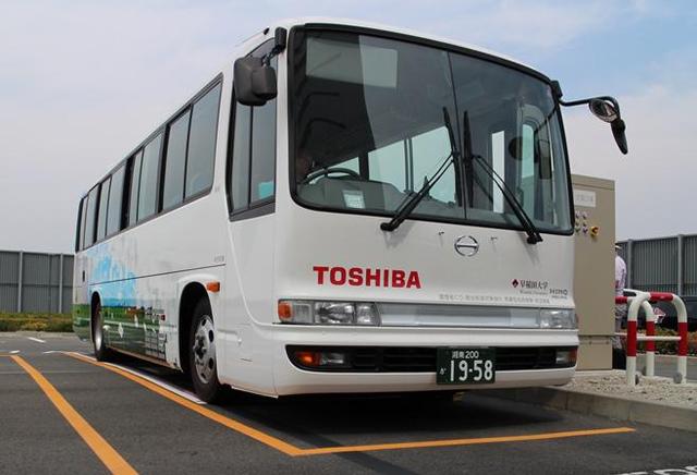 特斯拉過時了？東芝測試電動巴士無線充電技術