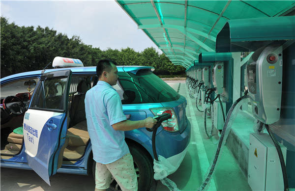 讓電動汽車跑得更“歡” 太原五年將配建5萬個充電樁 讓電動汽車跑得更“歡” 太原五年將配建5萬個充電樁