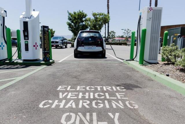 加州電力公司擬籌集逾10億美元建電動(dòng)汽車充電站 加州電力公司擬籌集逾10億美元建電動(dòng)汽車充電站