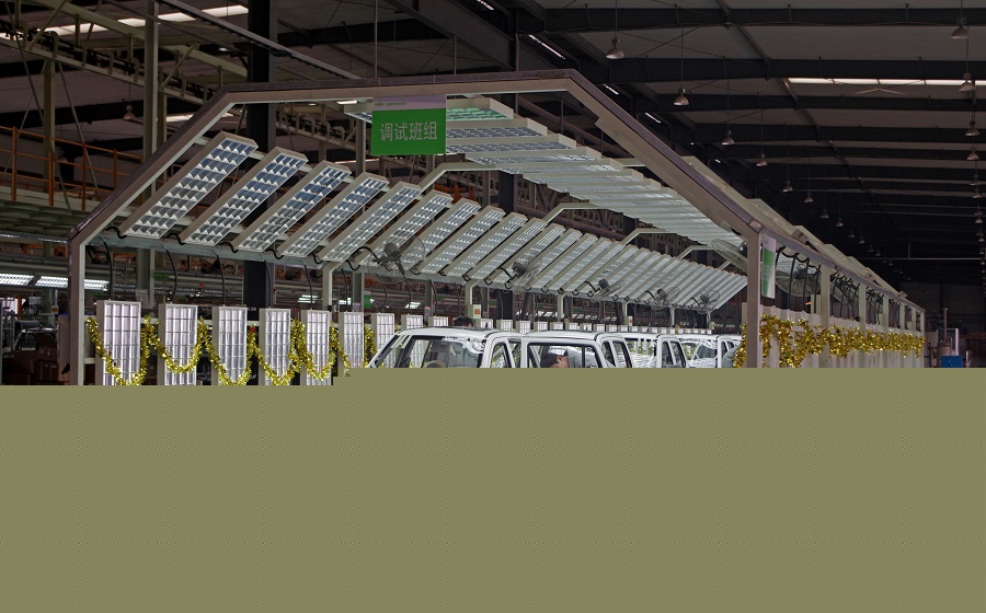 ▲齊河工廠車間內,員工正在仔細檢查車輛。 ▲齊河工廠車間內,員工正在仔細檢查車輛。