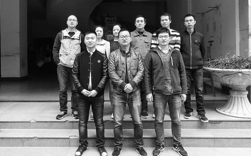 普力科技團(tuán)隊成員合影，前排中間為團(tuán)隊創(chuàng)始人馮雪松。
