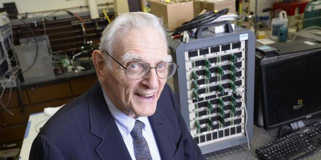 94歲發明家推出固態鋰電池 高能量密度突破快充瓶頸