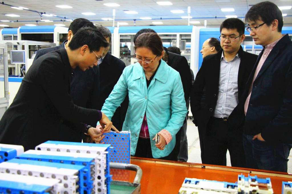 工信部原材料司副司長余薇一行參觀遠東福斯特 工信部原材料司副司長余薇一行參觀遠東福斯特