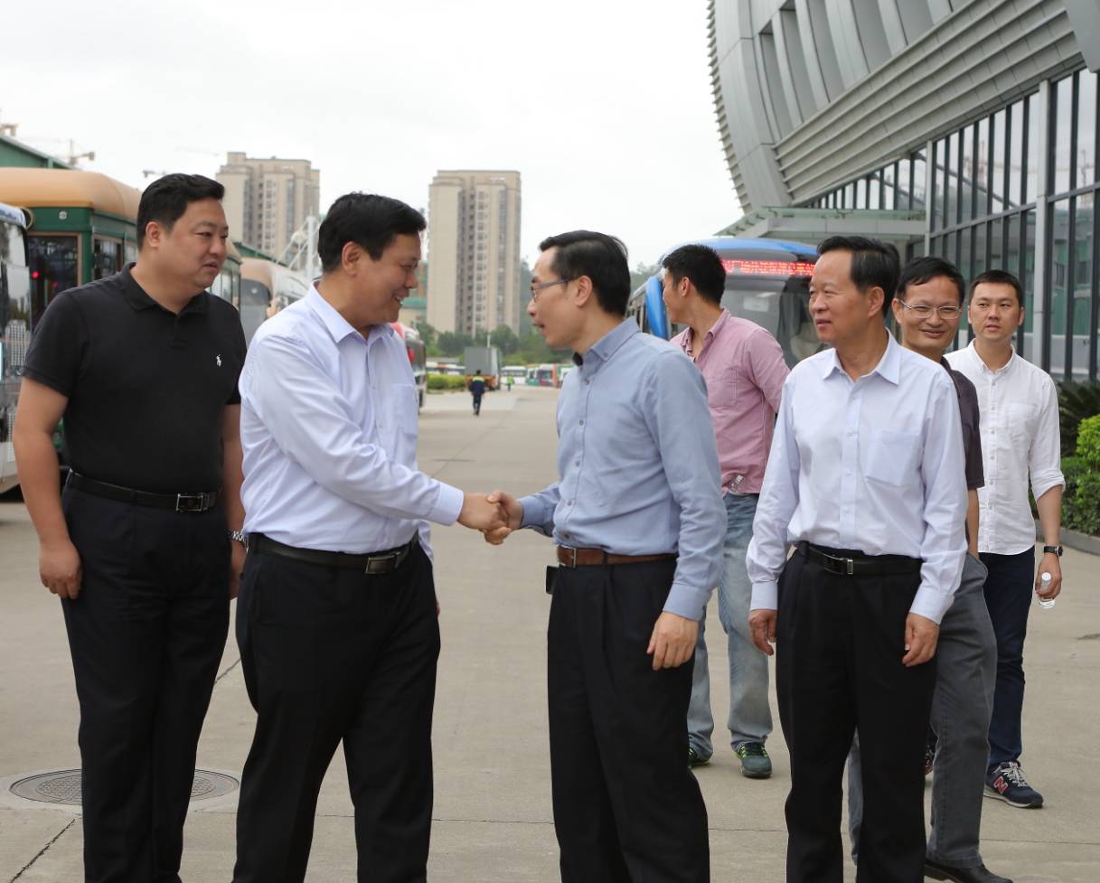 李澤中代市長與魏銀倉董事長親切握手 李澤中代市長與魏銀倉董事長親切握手